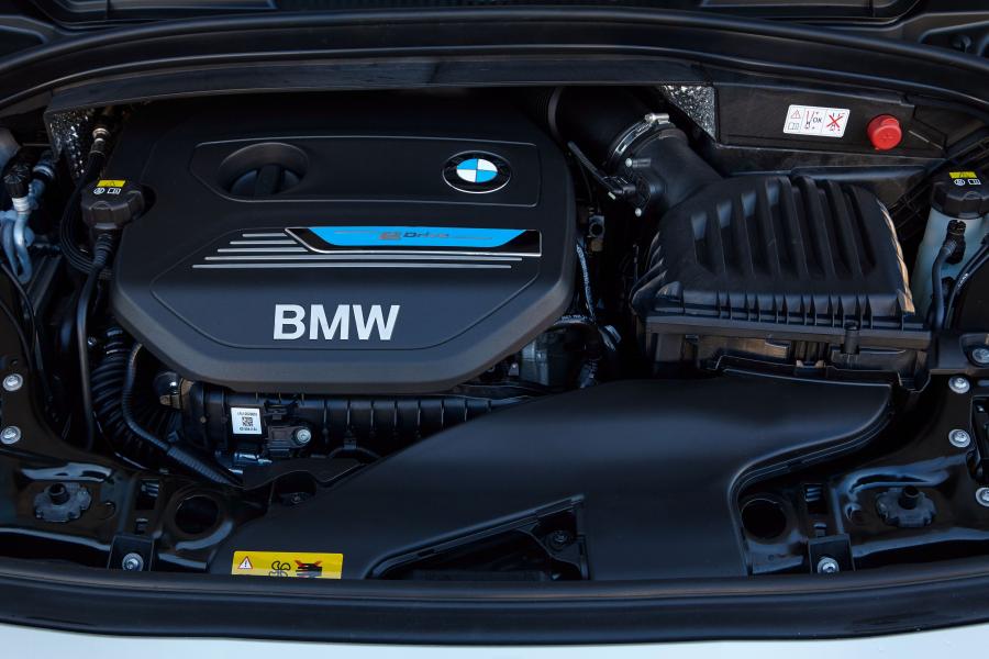 Моторный отсек BMW 225xe Active Tourer (F45) 2016 года  (WW) (фото 25 из 50)